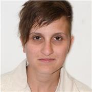 Studentessa universitaria impartisce lezioni di francese per tutti i livelli